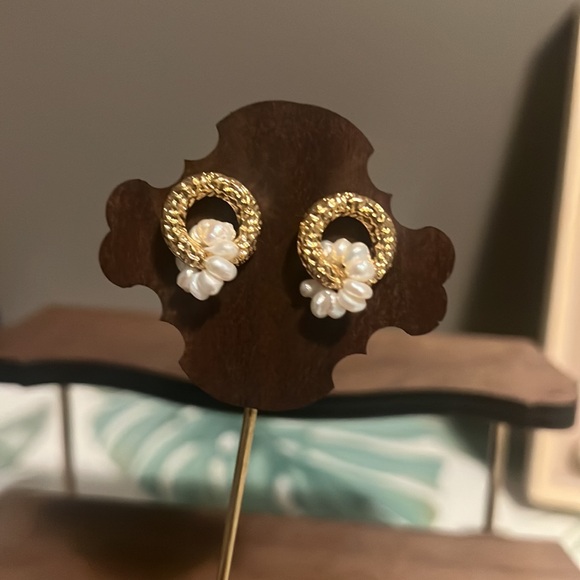 French Chic Double Circle Pearl Stud Earrings - Picture 3 of 5